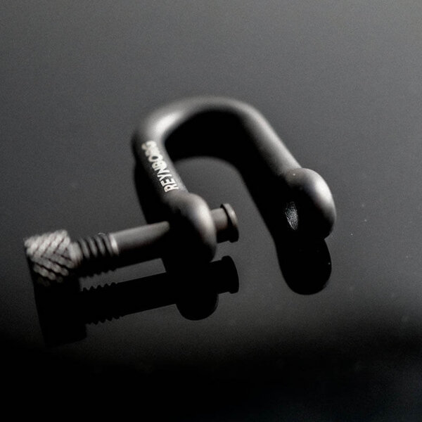 Clasp Black